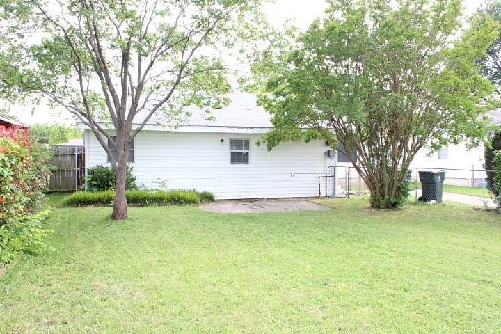 huntahomeTX's tweet photo. We're back at it again today, amigos! Fresh off the press! @MakeReadyTX completed this renovation yesterday in Garland's Crest Ridge Estates - 3bd, 2ba @ $1,495 p/m. Hardwood floors, updated kitchen, stainless appliances 🤠✅ #DallasRealEstate #DFWPropertyManagement https://t.co/EYiLYGZAFS