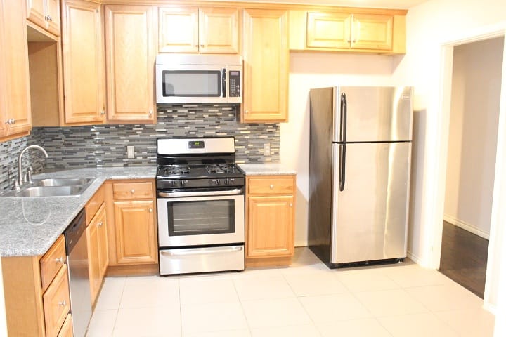huntahomeTX's tweet photo. We're back at it again today, amigos! Fresh off the press! @MakeReadyTX completed this renovation yesterday in Garland's Crest Ridge Estates - 3bd, 2ba @ $1,495 p/m. Hardwood floors, updated kitchen, stainless appliances 🤠✅ #DallasRealEstate #DFWPropertyManagement https://t.co/EYiLYGZAFS