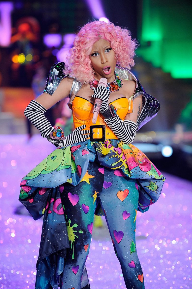 esimone06's tweet photo. Nicki pop was her most successful era to date, and guess what homegirl used to wear... Like wtf 😂 
her pen did that! https://t.co/xPolcDxtjI