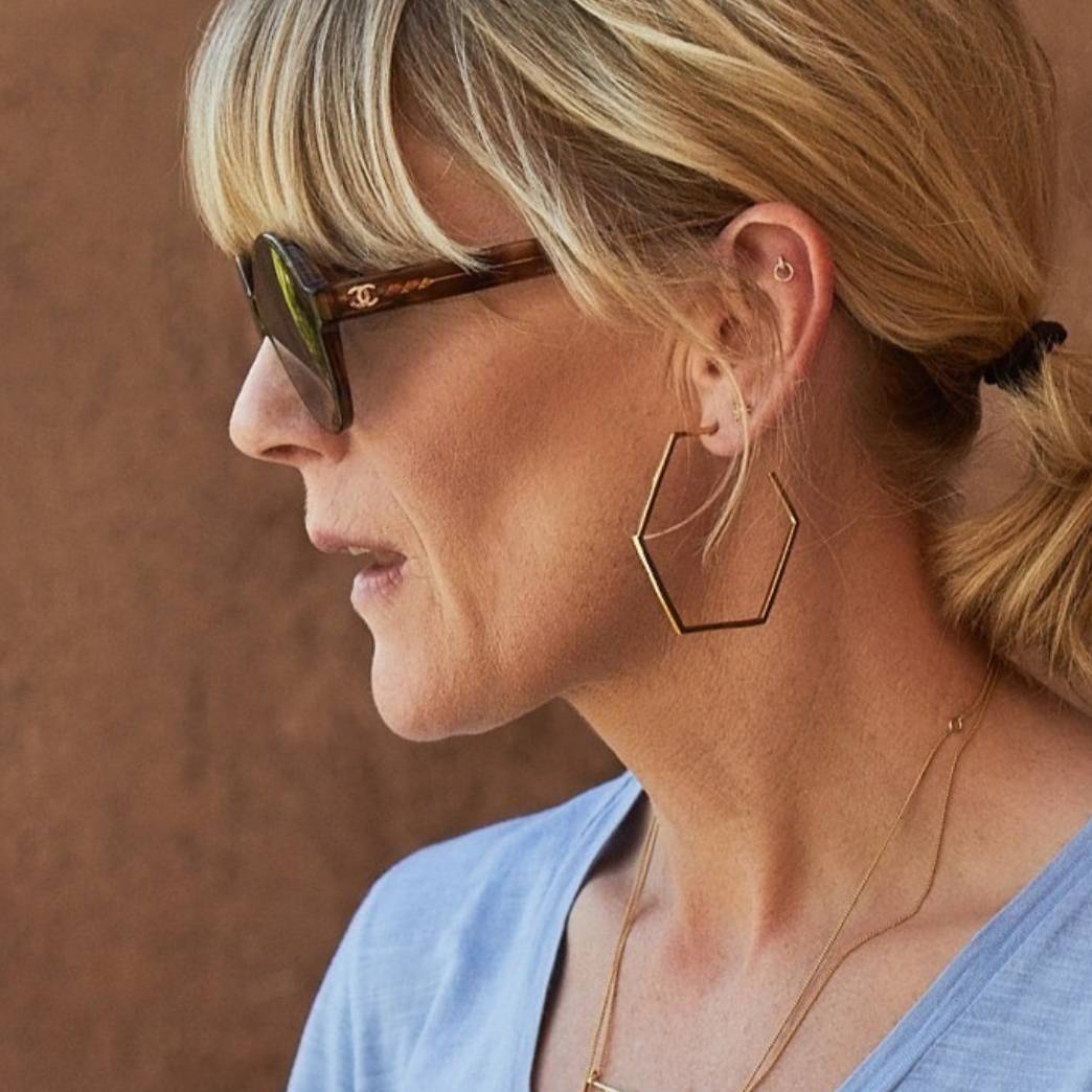 @rjacksonlondon getting it spot on again in her fabulous oversized hexagon hoop earrings!👏
#shopindependent #independentjewellers #freedelivery #handdelivered #silverchains #handcandy #layeringjewellery #silveradobrighton #onlinegifts #giftjewellery #shopsmall