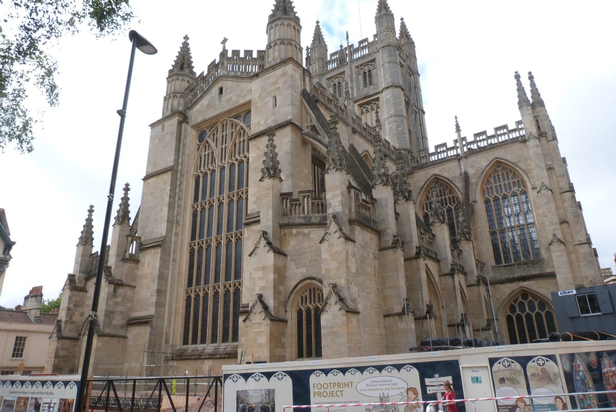 This is why the E front looks so weird and chunky - it partly encased the crossing piers. Presumably they kept the old Romanesque choir in use until they'd finished the new one, much like the flip-flopping going on now for the Footprint Project (taken two years ago)