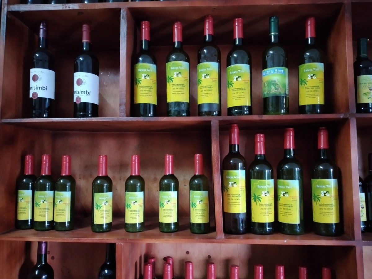 ryaf_agribiz's tweet photo. Tukwibutse ko kugura ibicuruzwa bigaragara muri #RYAFSHOP uba ushyigikiye barwiyemezamirimo bakiri bato bihangiye imirimo ituruka kubuhinzi tutibagiwe nagahunda ya Leta yu #Rwanda ibinyujije muri Minisiteri ya  @RwandaTrade yo  guteza imbere  ibikorerwa mu Rwanda.

#MadeinRwanda https://t.co/xVxPMtUhCm