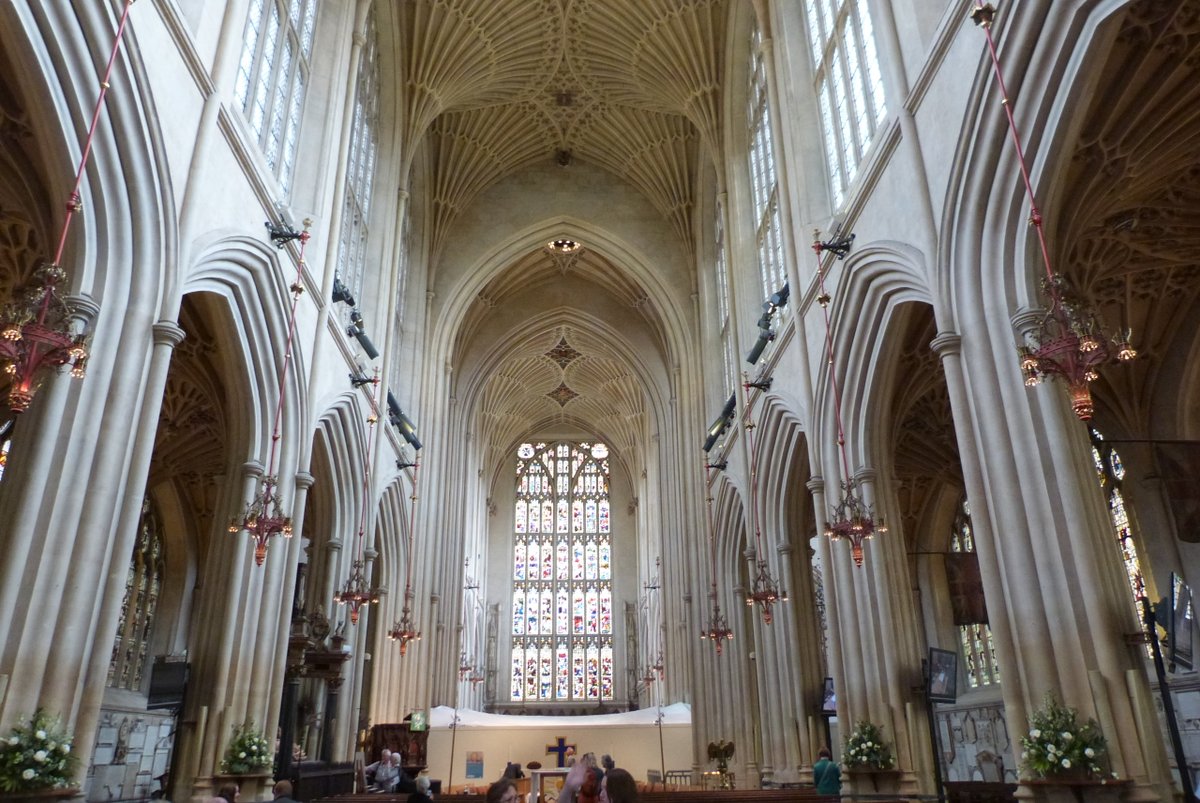 This is why the E front looks so weird and chunky - it partly encased the crossing piers. Presumably they kept the old Romanesque choir in use until they'd finished the new one, much like the flip-flopping going on now for the Footprint Project (taken two years ago)