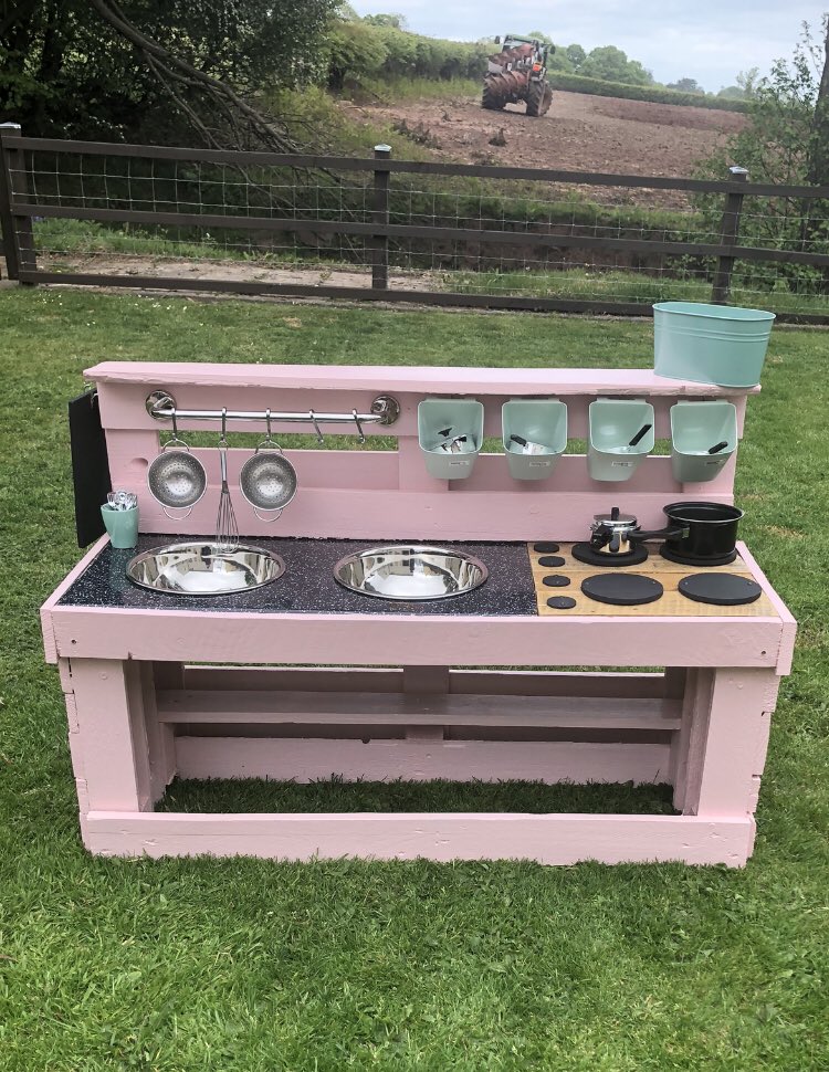 Gareth_Bufton's tweet photo. Weekend project complete #palletmudkitchen #reuse #mudkitchen https://t.co/Lu571x0qzh