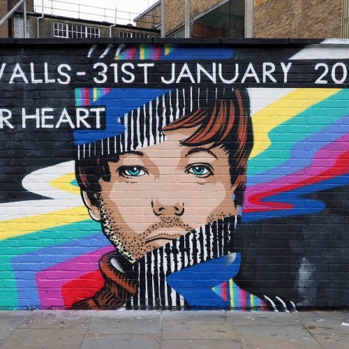 ForgodsakeLarry's tweet photo. After Louis making us wait during hours for a mural &amp; Harry making us stare at a table for days,then wait a minute to show up I’m convinced of two things: 

1.They are the biggest tease ever. They love to make us freak out

2.They own our àsses

Nobody can’t convince me otherwise https://t.co/SkvkwKJqjG