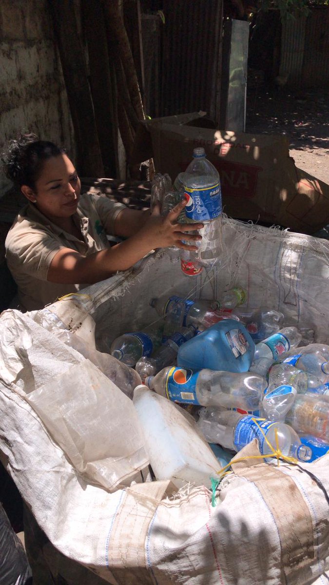 Hoy 17 de abril conmemoramos el día mundial el reciclaje.

Su objetivo hacer conciencia a toda la población del mundo sobre la importancia de tratar los desechos como corresponden, para no seguir contribuyendo al cambio climático, y así ayudar a proteger nuestro medio ambiente.