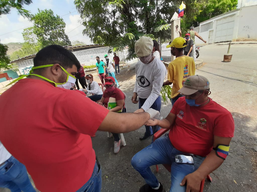 MruUnesr's tweet photo. Desde la parroquia Santa Rosa en el Urbanismo Rancho 5A en unidad monolítica FVEU DEL ESTADO LARA articulando con la Mesa del Vivir Bien y todas las instituciones del estado activos para llevar alegrías a nuestros abuelos y abuelas y niños y niñas de la entidad Larense. https://t.co/mJ0p9fNluz