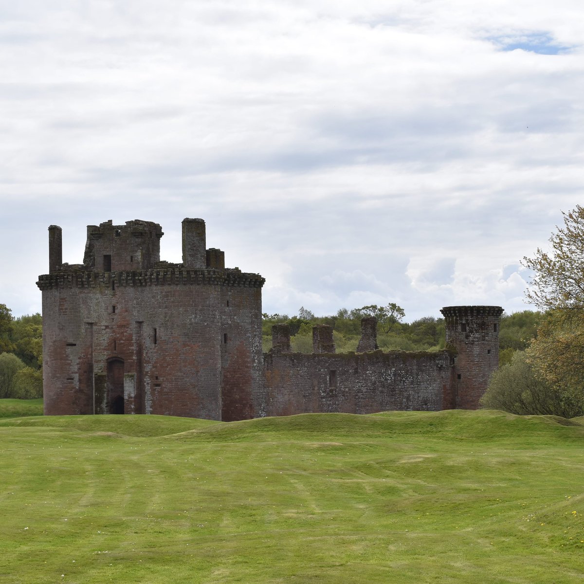 WanderPlusLust's tweet photo. #CaerlaverockCastle, in #Scotland, is an impressive triangular defensive structure made of red sandstone.

One side is in ruins and, if you get a rainy day as we did, it makes it all look hazy and eerie.

#wanderlust #WanderPlusLust #quarantravel #VirtualTravelling https://t.co/LQvU4HpWW9