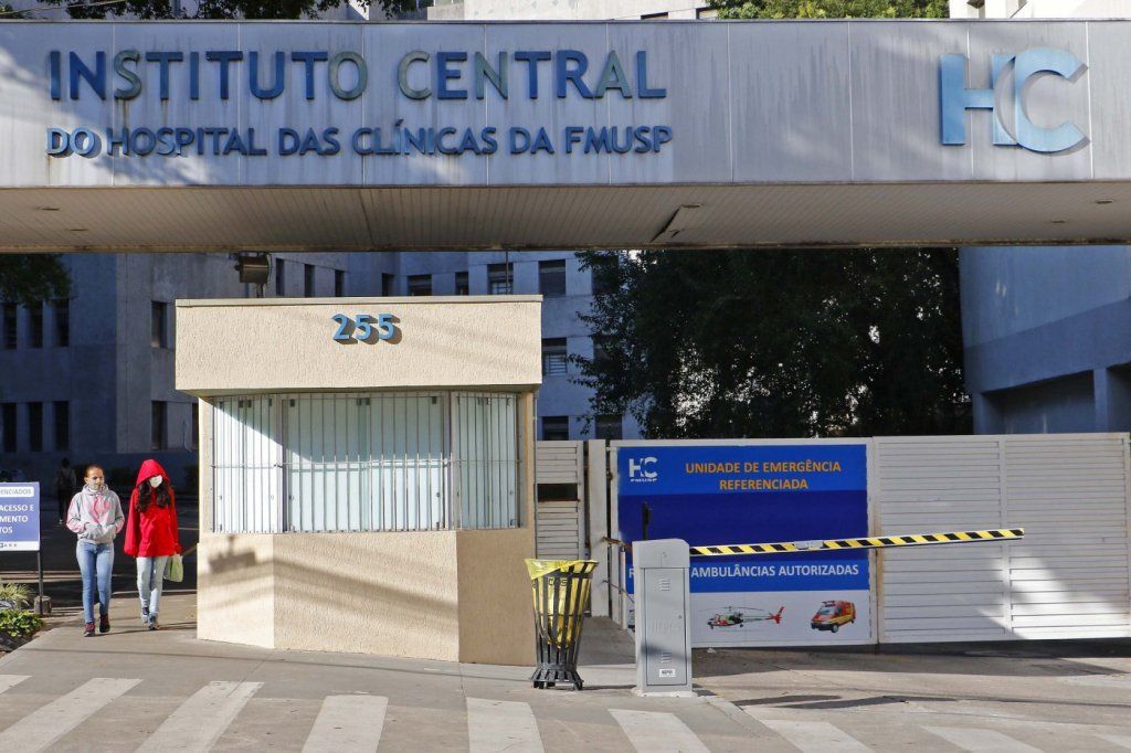 JovemPanNews's tweet photo. Sistema de saúde de SP pode entrar em colapso em 15 dias, diz secretário.

https://t.co/11VIZ19GG2 https://t.co/OIUCOu2WE5