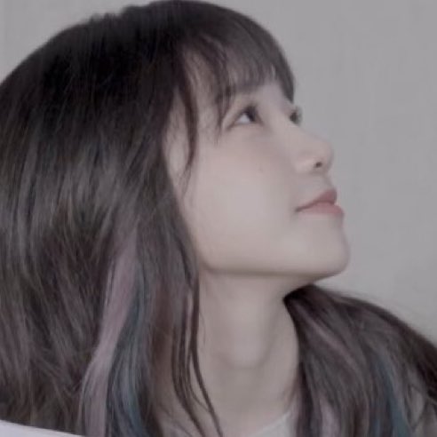 Yuri showing off her jawline / side profile a much needed thread