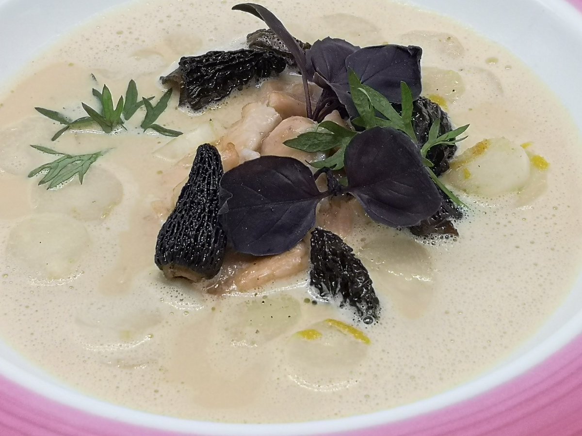 Heute ein Rezept aus der Feder von Alfons Schuhbeck. #Spargelsuppe mit #Vanille, gebratenen #Morcheln und #Saibling.