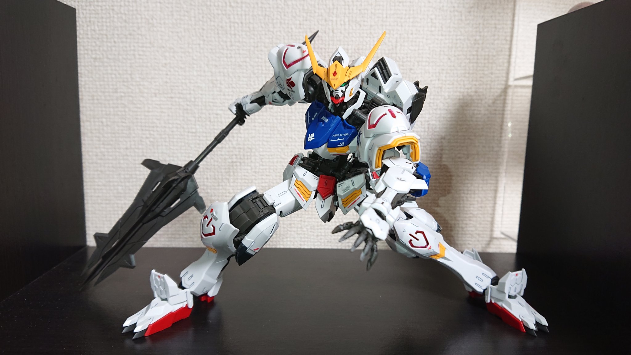 銀 ガンダム ガンプラ 久々にmgバルバトスいじってみる 可動箇所多いし かっこいいポーズがバシバシ決まる T Co Brne8uddwv Twitter