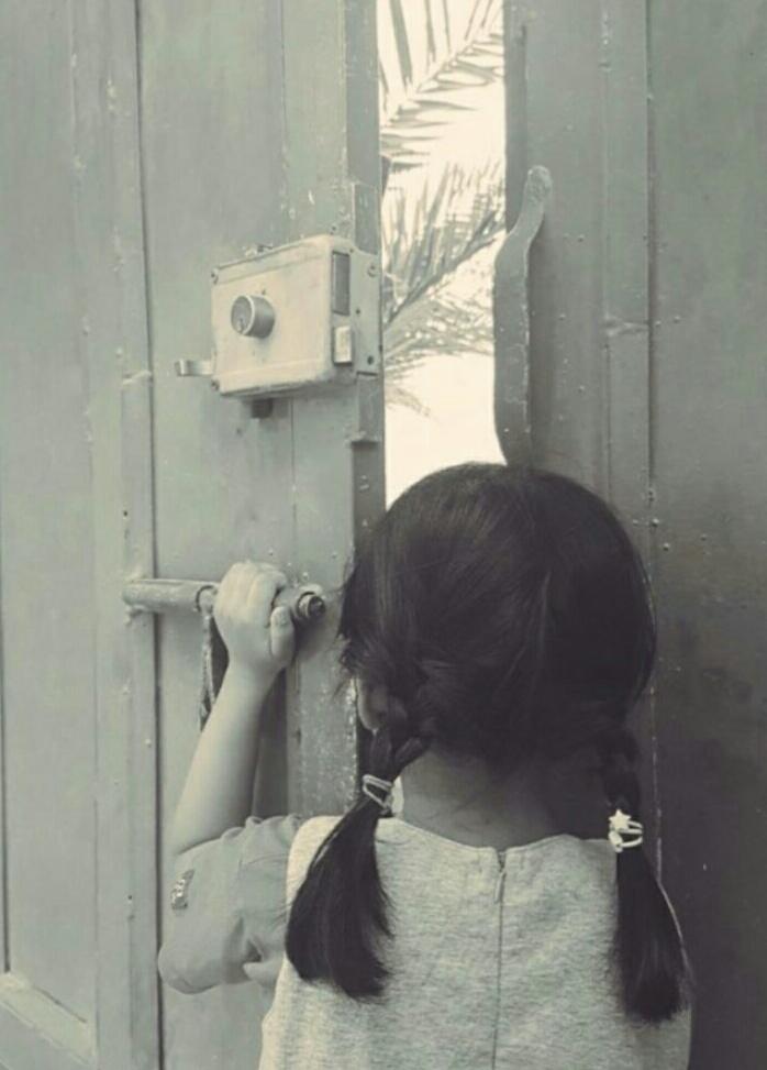 #سناب

مابين  لوعة  سنين 
وتنهيدة بُكاء وآنين
وشرنقة ..... حنين
من يرحمُنا .. غيرك
 يارب ......العالمين