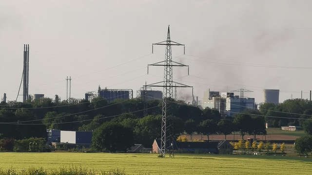 BrandweerInfoLB's tweet photo. Ook nieuwsplatform 1Limburg volgt de ontwikkelingen rond de #brandmeldingen op #Chemelot in #Geleen. Zie link voor nieuwsbericht: https://t.co/bdmSx5JDT4 #1Limburg https://t.co/8HRgx2PsuI