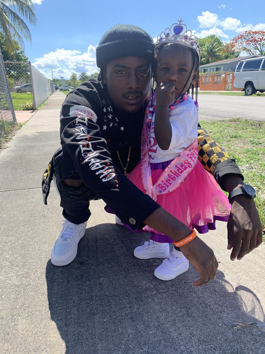 JizzleNbh's tweet photo. Father &amp; Daughter 👨‍👧
#Kaylanii💜 https://t.co/hvxK17WYHw