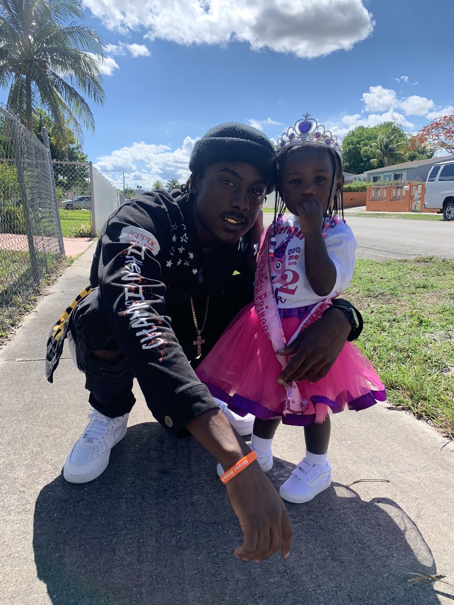 JizzleNbh's tweet photo. Father &amp; Daughter 👨‍👧
#Kaylanii💜 https://t.co/hvxK17WYHw
