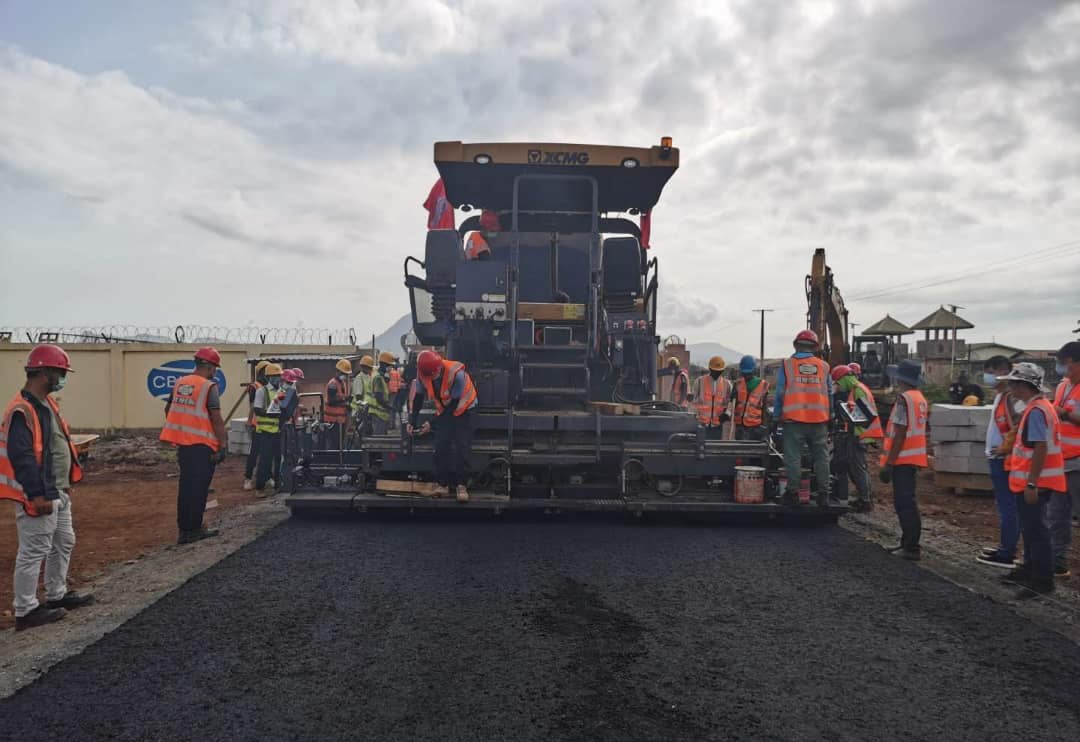 bahoro09's tweet photo. Si non que le chef déquipe de l'entreprise #CBITEC m'informe qu'ils démarreront la semaine prochaine, l'application de la Grave Bitume (GB4) sur l'axe Pont 8 Novembre-Belle vue.
Planches d'essaies effectuées à la base logistique de kagbelen. #TweetComMoustapha #MTPGN https://t.co/RM0SbhPpDE