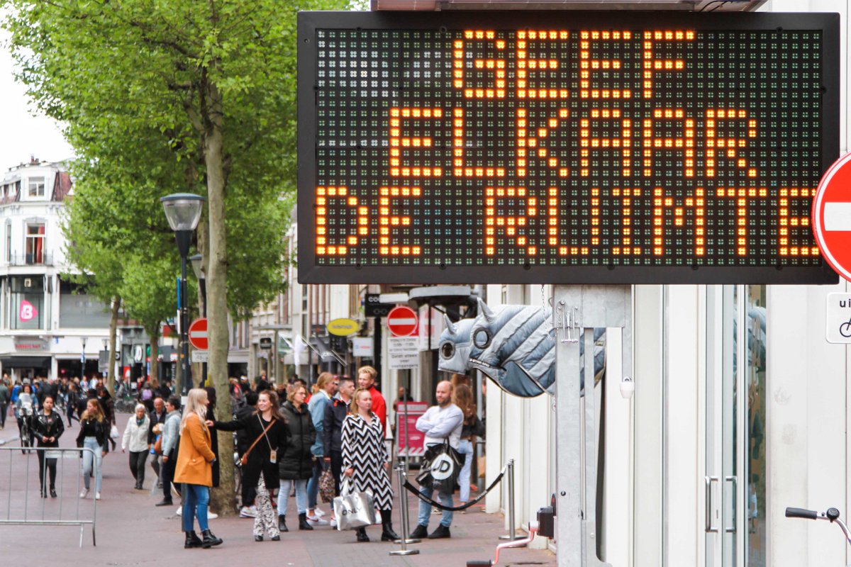 AntonKappers's tweet photo. Eenrichtingsverkeer voor voetgangers in het centrum van Leeuwarden. Soms ging het even goed. #anderhalvemeter #afstand #coronamaatregelen https://t.co/pnmPy3Rdap