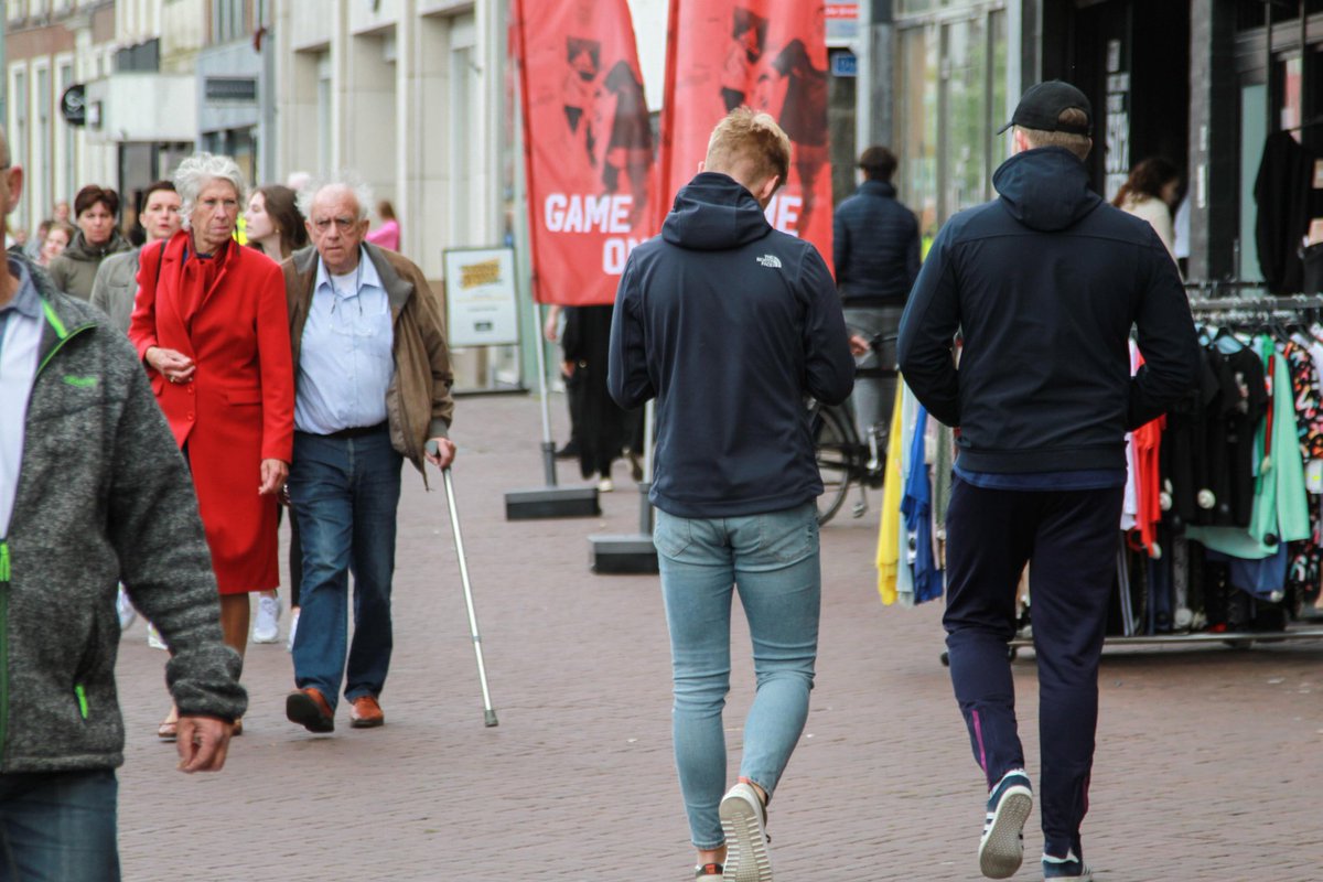 AntonKappers's tweet photo. Eenrichtingsverkeer voor voetgangers in het centrum van Leeuwarden. Soms ging het even goed. #anderhalvemeter #afstand #coronamaatregelen https://t.co/pnmPy3Rdap