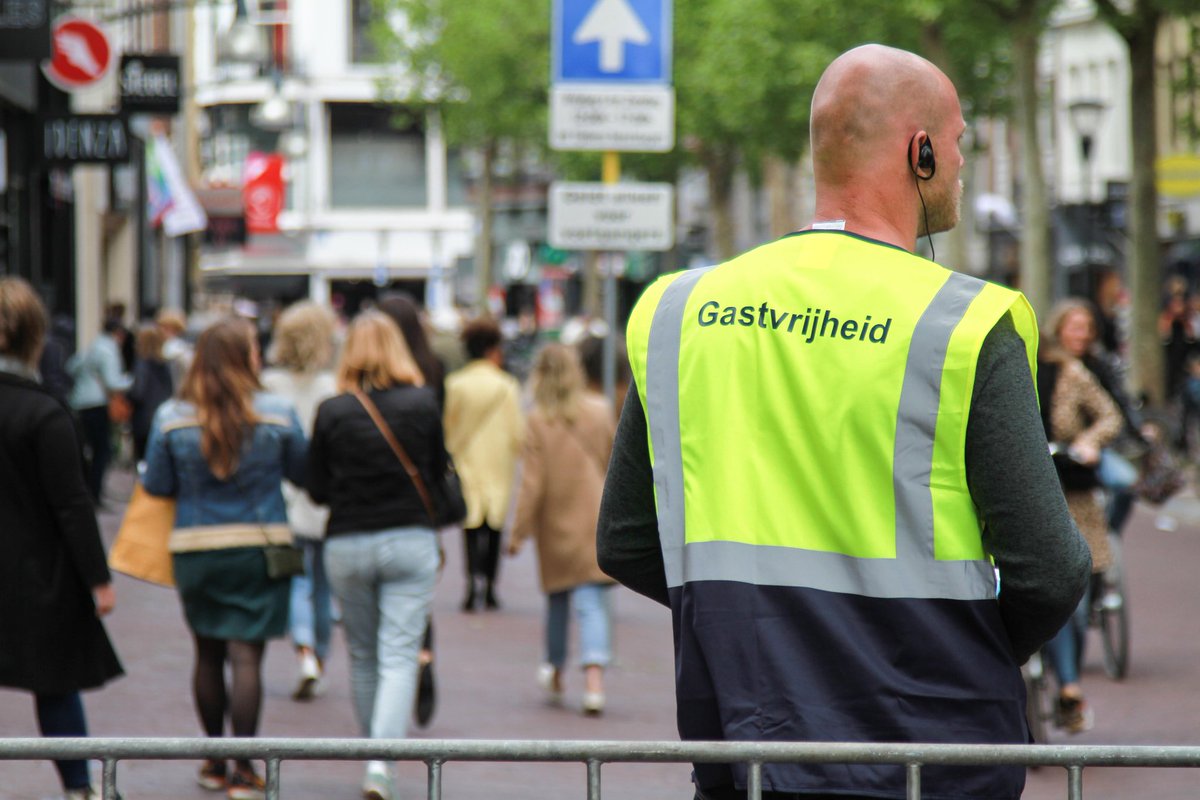 AntonKappers's tweet photo. Eenrichtingsverkeer voor voetgangers in het centrum van Leeuwarden. Soms ging het even goed. #anderhalvemeter #afstand #coronamaatregelen https://t.co/pnmPy3Rdap