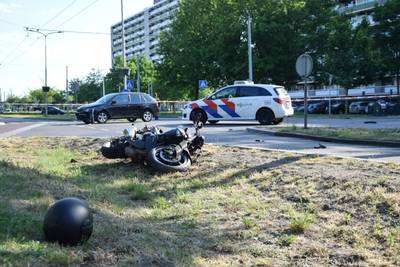 Motorrijder naar het ziekenhuis na aanrijding door auto in Arnhem ..