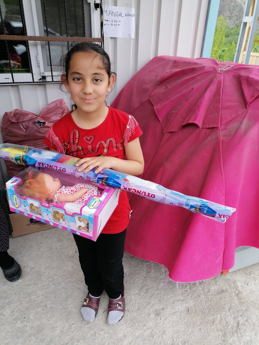 Belki dünyayı kökten değiştiremiyoruz ama yaralı bir ruha, dertli bir başa teselli olduğumuz her seferinde dünyayı azıcık daha güzelleştiriyoruz. Bir ruhun diğerine dokunduğu an, hayatın mucizesidir. #çocukolmak #çocukluk