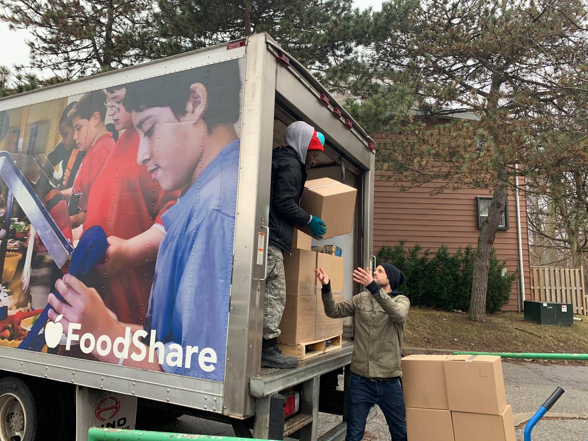 FeedScarborough's tweet photo. It takes money, volunteers &amp; partnerships to feed between 900 - 1250 families in need, each &amp; every week! We're grateful to partner w. @FoodShareTO! Their #GoodFoodBox program is helping us #FeedScarborough &amp; helping families across Toronto. @SCMirror  @globalnewsto #foodshareto https://t.co/1lBNzinwf8