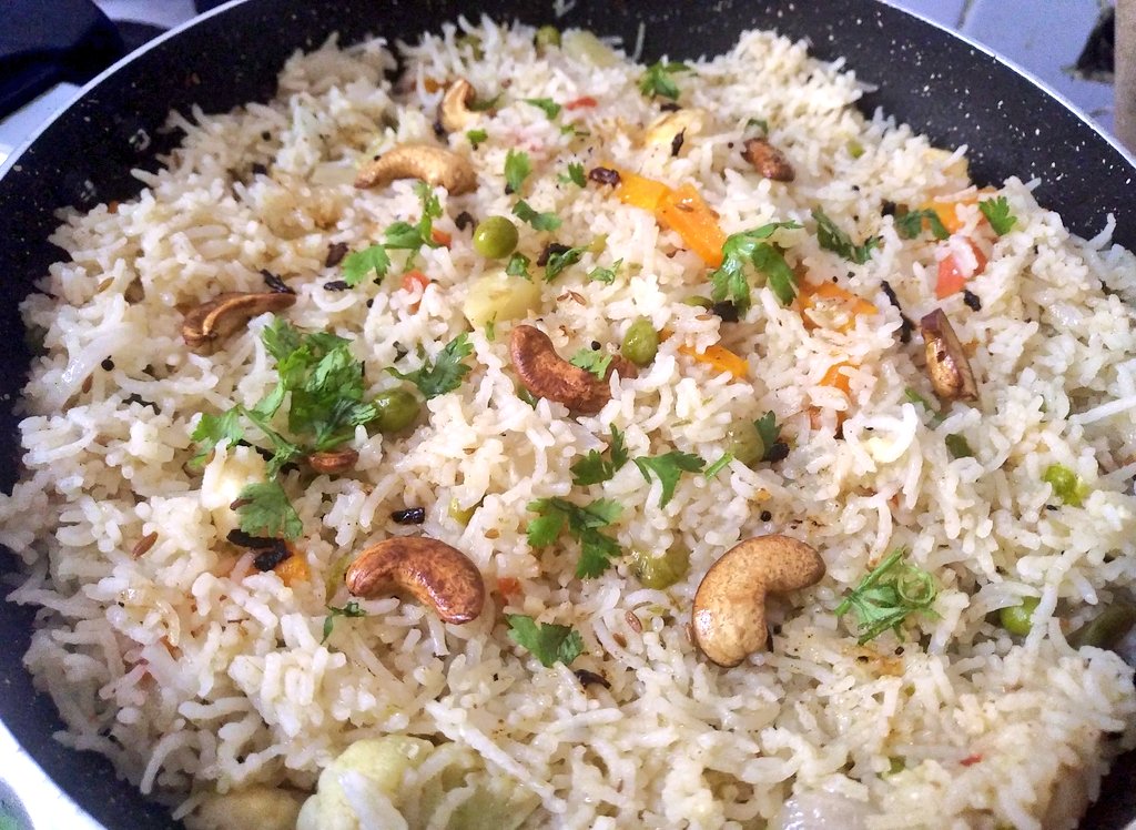 OldWonk's tweet photo. #Margherita_Pizza inspired #Maggi😋 #Veg_Pulao #Watermelon_Mint cooler and this week's experiment gone right, #Caramel_Pudding (Quesillo)💛🍮💛

Waiting for your drops @RaneSatyajeet @TrivialSapien @ShikhaPathak15 @BedekarSarvesh @prashantl83 @Himali_Tripathi @Metchul_head https://t.co/VraqJSPPn3