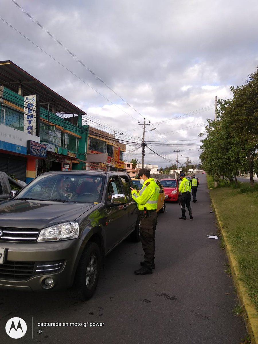 PoliciaEcuador's tweet photo. Servidores policiales ejecutan operativos y controles en sectores estratégicos de la ciudad de #UIO, verificando el cumplimiento de las medidas de prevención ante la emergencia sanitaria. #DistLosChillos, #DitCalderón, #DistQuitumbe.
#TrabajamosPorTuSeguridad https://t.co/x428ZyIvFs