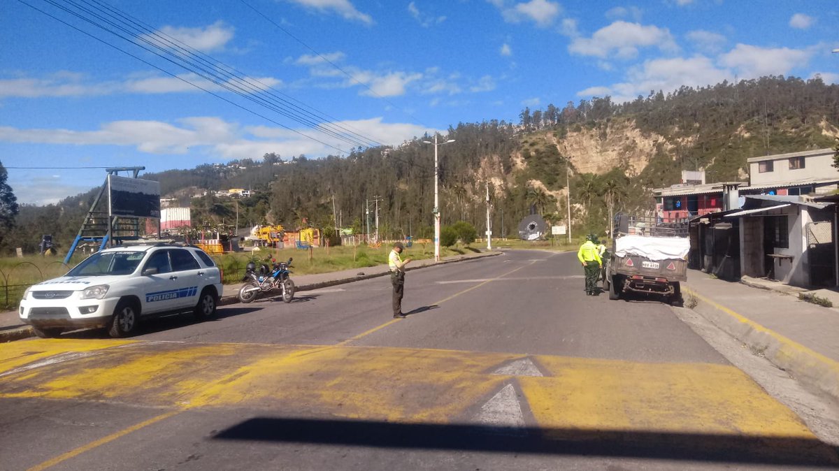 PoliciaEcuador's tweet photo. Servidores policiales ejecutan operativos y controles en sectores estratégicos de la ciudad de #UIO, verificando el cumplimiento de las medidas de prevención ante la emergencia sanitaria. #DistLosChillos, #DitCalderón, #DistQuitumbe.
#TrabajamosPorTuSeguridad https://t.co/x428ZyIvFs