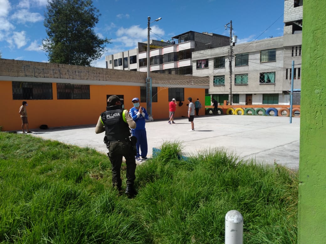 PoliciaEcuador's tweet photo. Servidores policiales ejecutan operativos y controles en sectores estratégicos de la ciudad de #UIO, verificando el cumplimiento de las medidas de prevención ante la emergencia sanitaria. #DistLosChillos, #DitCalderón, #DistQuitumbe.
#TrabajamosPorTuSeguridad https://t.co/x428ZyIvFs
