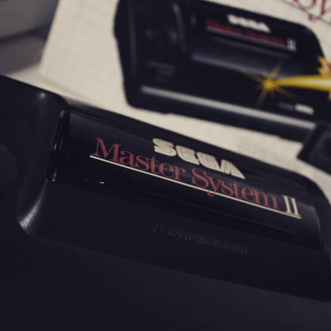 zombie_NEO's tweet image. Hace unos meses me traje a casa una #Mastersystem2 completa para comprobar su correcto funcionamiento y con esto de la pandemia no pude devolverla. Hoy su dueño (mi hermano) me la ha regalado y a partir de ahora formará parte de la colección retro del #frikicuarto.