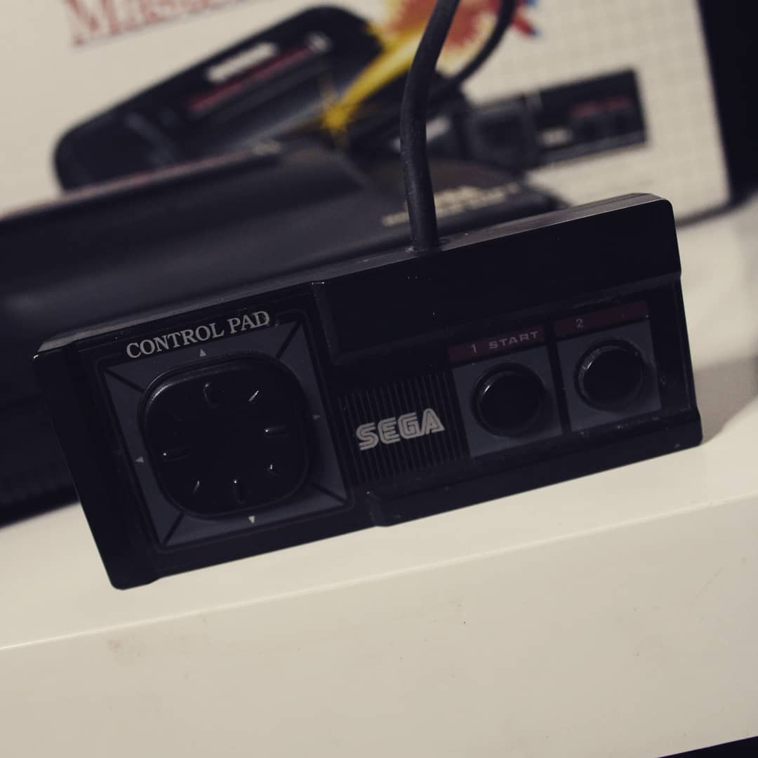 zombie_NEO's tweet image. Hace unos meses me traje a casa una #Mastersystem2 completa para comprobar su correcto funcionamiento y con esto de la pandemia no pude devolverla. Hoy su dueño (mi hermano) me la ha regalado y a partir de ahora formará parte de la colección retro del #frikicuarto.