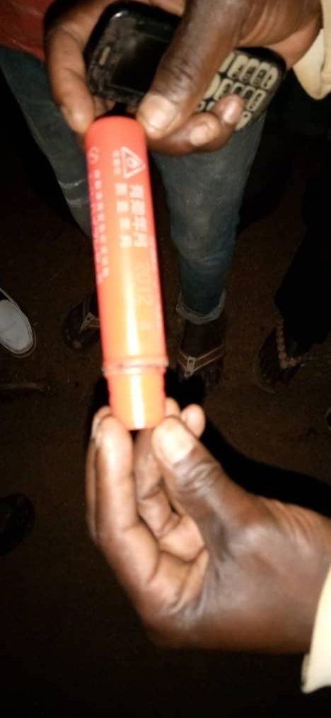 habona_mariya's tweet photo. En provenance de leur meeting à @Gitega,des membres du @BurundiCnl qui étaient dans le dernier véhicule de marque Fuso se rendant à @NgoziProvince viennent de lancer cet engin explosif👇sur des membres du @CnddFdd à #Mutaho Colline #Bigera près des bistrots de #Kwibati. https://t.co/7FHPquBHUq