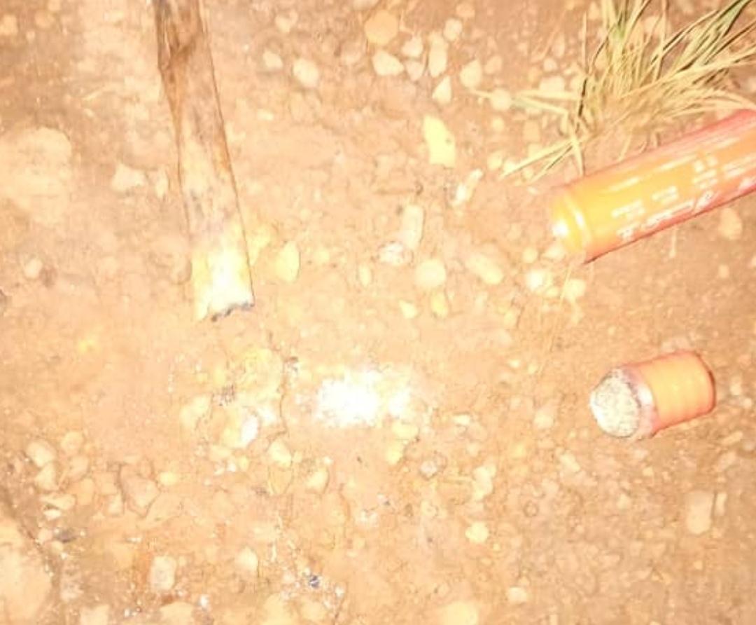 habona_mariya's tweet photo. En provenance de leur meeting à @Gitega,des membres du @BurundiCnl qui étaient dans le dernier véhicule de marque Fuso se rendant à @NgoziProvince viennent de lancer cet engin explosif👇sur des membres du @CnddFdd à #Mutaho Colline #Bigera près des bistrots de #Kwibati. https://t.co/7FHPquBHUq