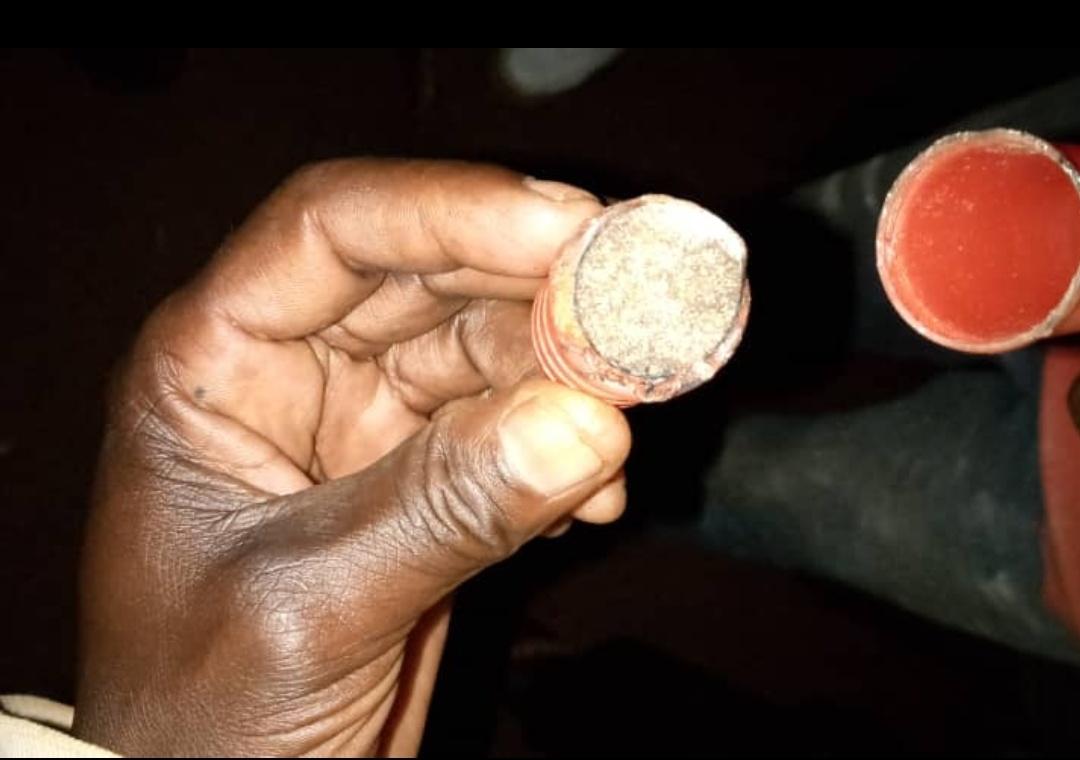 habona_mariya's tweet photo. En provenance de leur meeting à @Gitega,des membres du @BurundiCnl qui étaient dans le dernier véhicule de marque Fuso se rendant à @NgoziProvince viennent de lancer cet engin explosif👇sur des membres du @CnddFdd à #Mutaho Colline #Bigera près des bistrots de #Kwibati. https://t.co/7FHPquBHUq