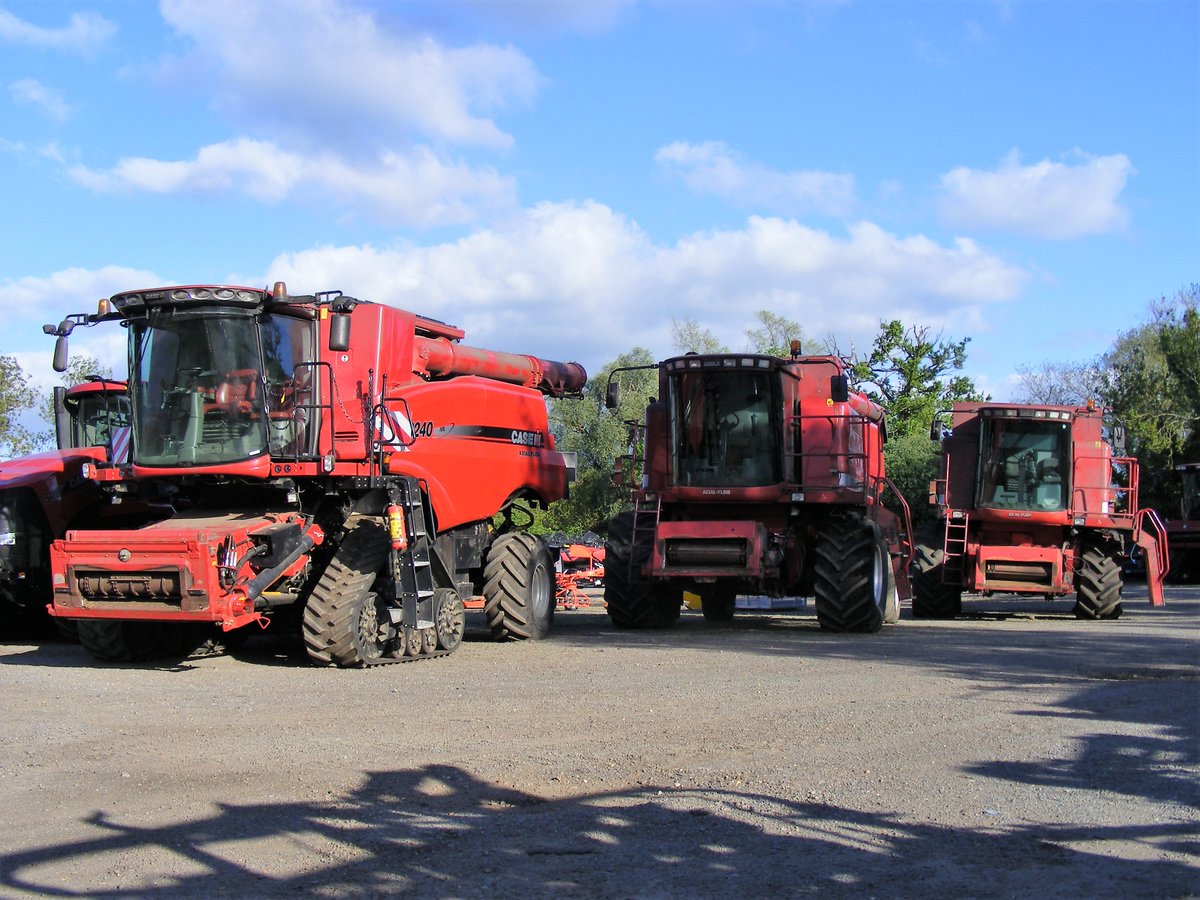 forthrightjames's tweet image. Would have been rude not to stop for a quick pic or two of this nice evolutionary line up of Axial Flow combines on my local Case dealers yard whilst passing by the other afternoon :-) @CaseIH_UK_IRE #Ifitaintredleaveitintheshed