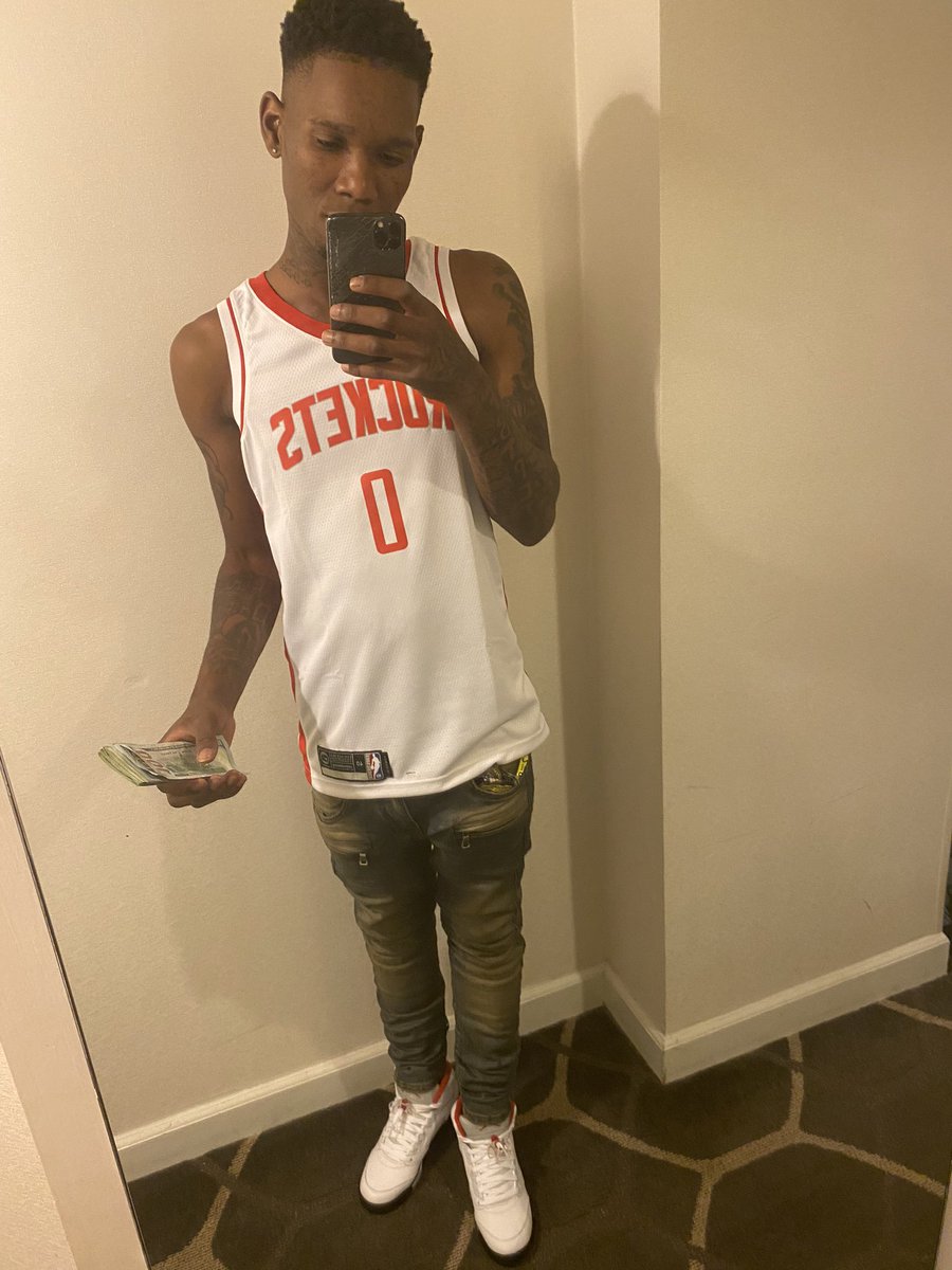 gdkpistol5's tweet photo. Fuck who ain’t feeling me ain’t no gettin rid of me 👿 😬#DaRealFreeBandBaby🏃🏽♂️💰🏆 #FreeMyRightHand👹🖤 #FreeYoungn💙💙 https://t.co/jiYcbg0M3m