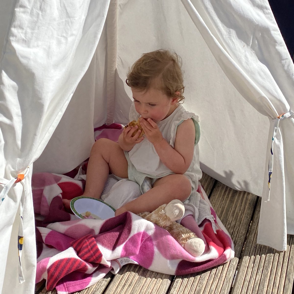 jamescutlan's tweet photo. Imagine Having A Sunday Roast And A Pasty On The Same Day, Oh And Porridge For Breakfast 😂
.
Izzy June Tucking Into Mother’s (Nanna’s) Homemade Pasty 💛🥰
.
#ProperMaid #Cornish #PastyLover https://t.co/v7gKikv95g