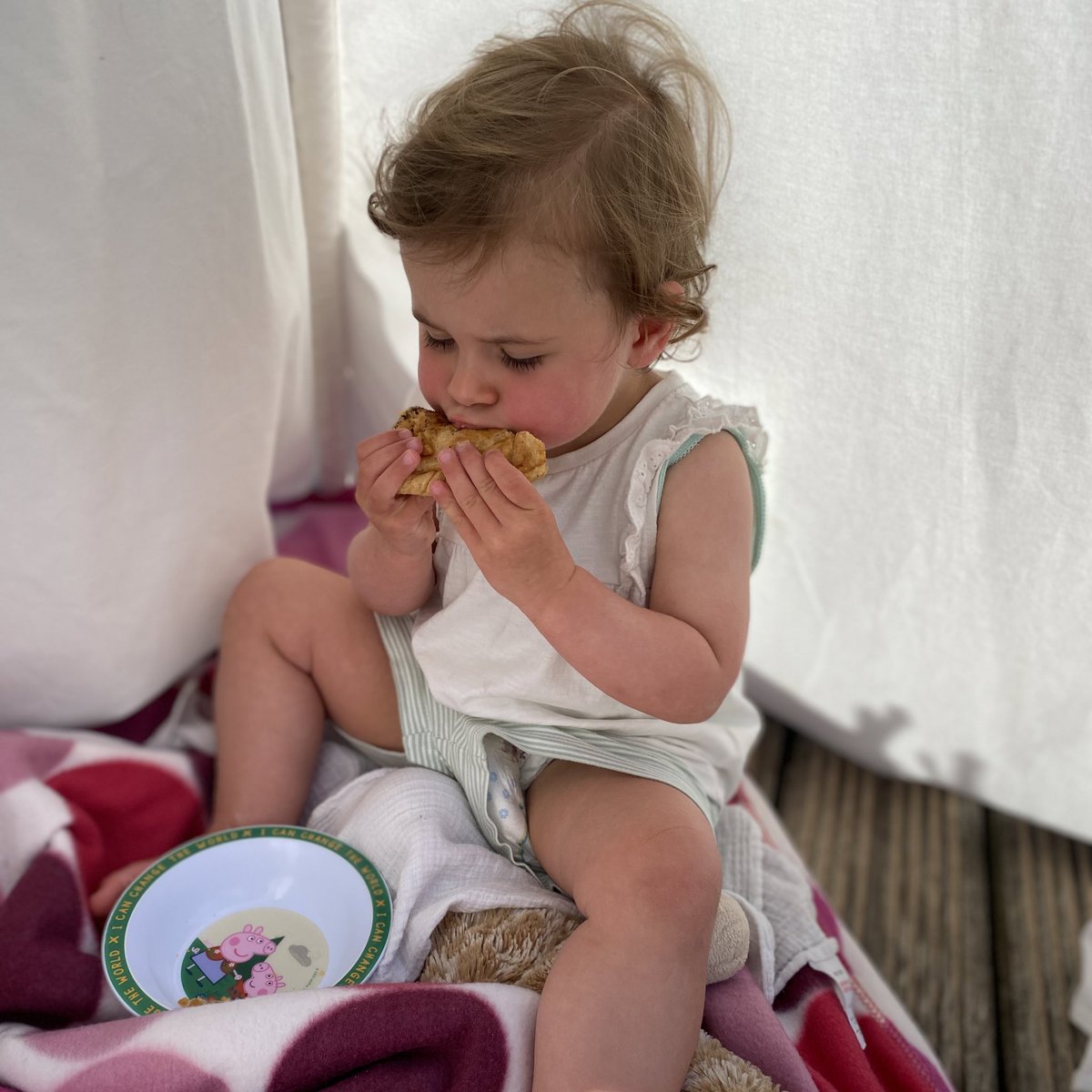 jamescutlan's tweet photo. Imagine Having A Sunday Roast And A Pasty On The Same Day, Oh And Porridge For Breakfast 😂
.
Izzy June Tucking Into Mother’s (Nanna’s) Homemade Pasty 💛🥰
.
#ProperMaid #Cornish #PastyLover https://t.co/v7gKikv95g