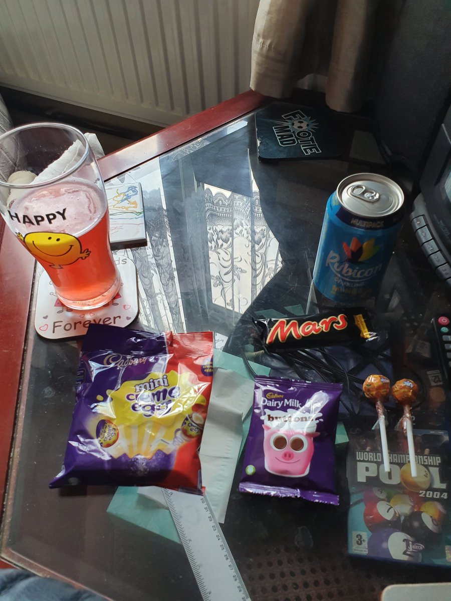 scottwaters_15's tweet photo. Sunday evening sorted. It is game time, england v Scotland from euro 96. The england shirt Is on and the refreshments are ready!! ππI β½οΈ#Euro96Relived #itv4 #WVCstayhome @WitchfordVC @C_PettiforPE @Zanda68 @gerrard_rebecca https://t.co/M277wtS5KB