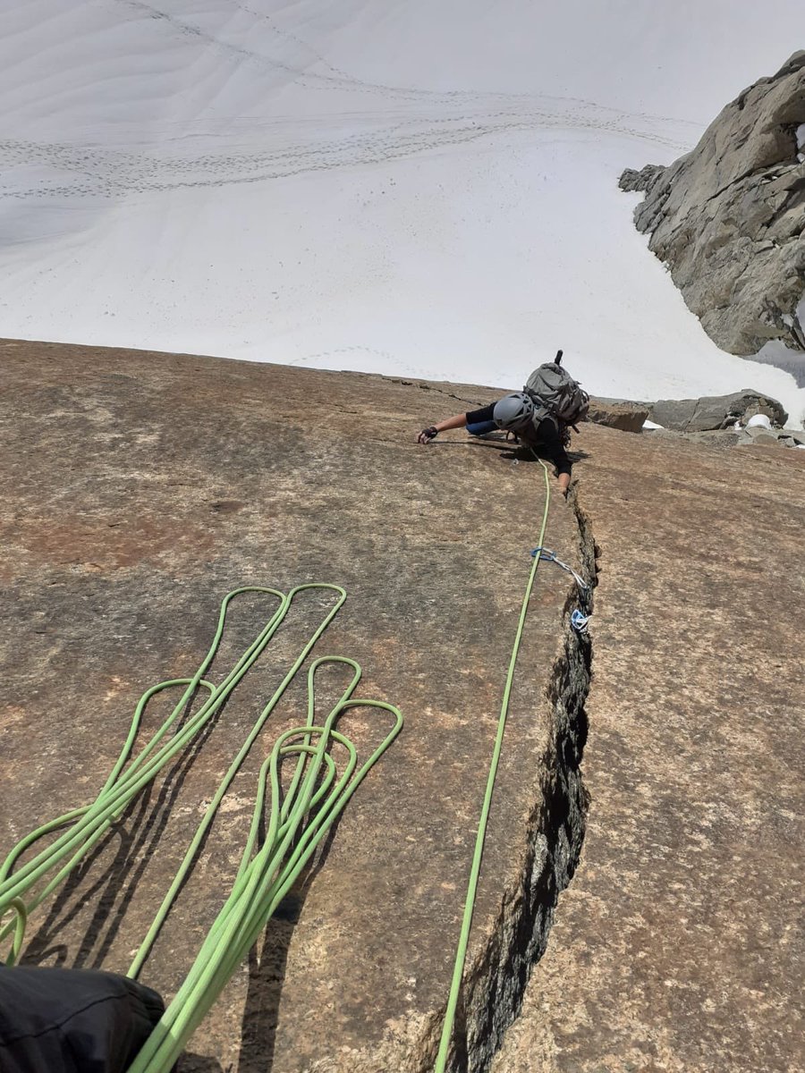 f_manners's tweet photo. The mountains are open 🏔 😷🧗✔️
Guiffra-Monaci on Eperon des Cosmiques #chamonix #alpinism #finallyoutside #crackclimbing https://t.co/kOcjZTZ4c9