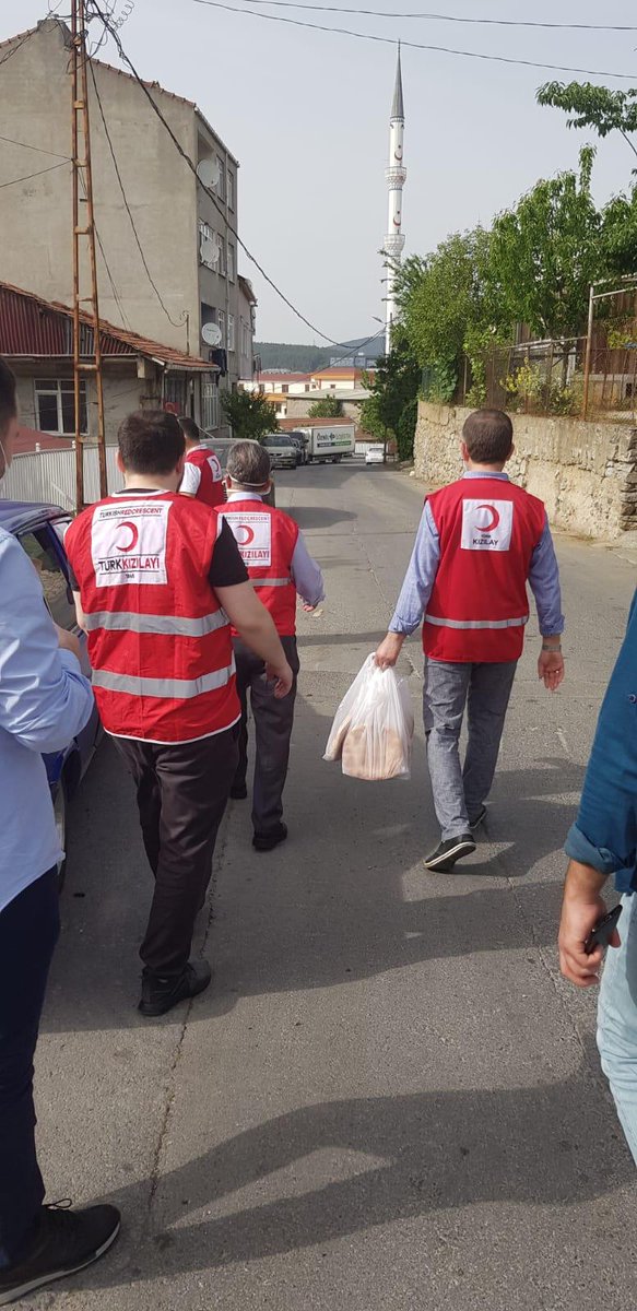Ümraniye ilçemizde sokağa çıkma yasağı sebebiyle evlerinden çıkamayan vatandaşlarımıza #Ramazan pidesi ve çikolata dağıttık. Pide dağıtımlarına Genel Başkan Yardımcımız İsmail Hakkı Turunç da eşlik etti. 😊🙏👏

#YeterKi inanalım!
Kizilay.org.tr/Ramazan
FİTRE yazıp 1877'ye SMS