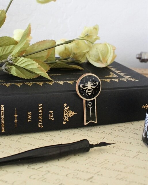 artofliliana's tweet photo. ⭐⭐⭐ PIN DROP ⭐⭐⭐ #TheStarlessSea Wood #Pin now in my #etsyshop! Since these take quite a process to make, I only have 17👈 available this first batch. Check them out before they're gone! #threadboundstudio https://t.co/0o96w966nY