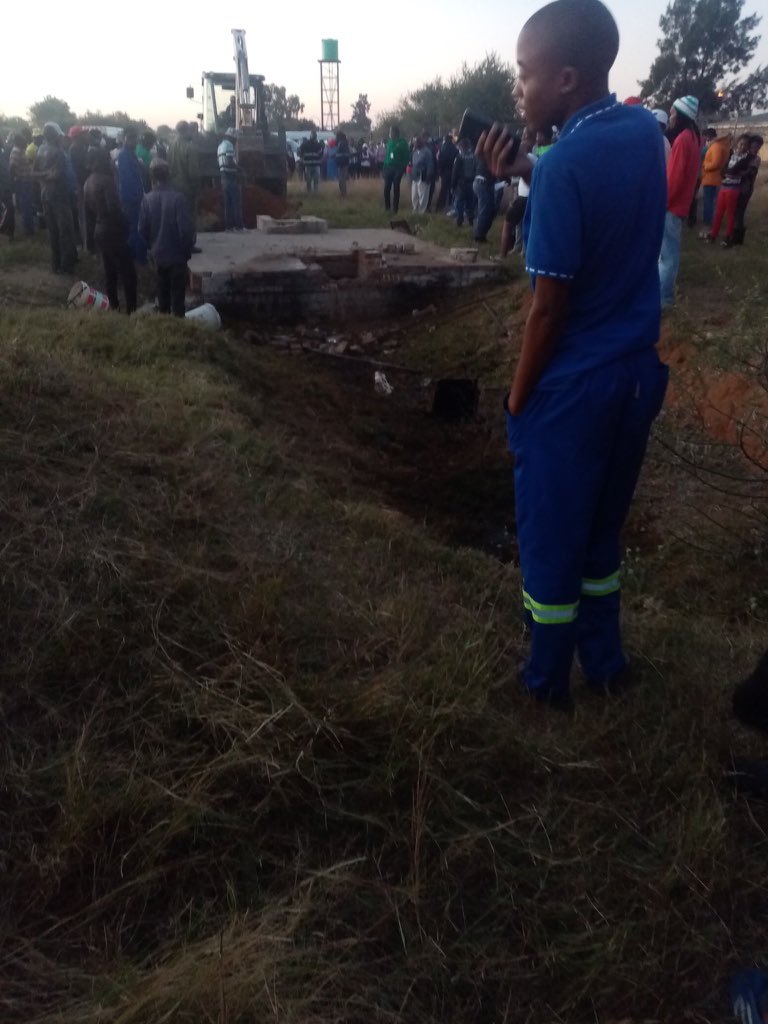 Some SAPS from Mmabatho along with Mahikeng fire personnel's denied the community access to take out a 4 year old boy who fell inside a drain behind Sejankabo high school in Seweding village (Mahikeng), saying they waiting for the SAPS water team from Potchestroom from 14H00 ,