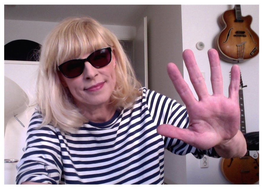 bettieserveert's tweet photo. Hi there, this is Carol! Tonight we’re listening to our ’92 debut album ‘Palomine’ &amp; tweeting about it live &amp; we would love to hear your thoughts! Like many other Dutch bands, we were invited to do this by Sounds Record-store! #soundsliketwitter #palomine https://t.co/j6RnC7IEGY