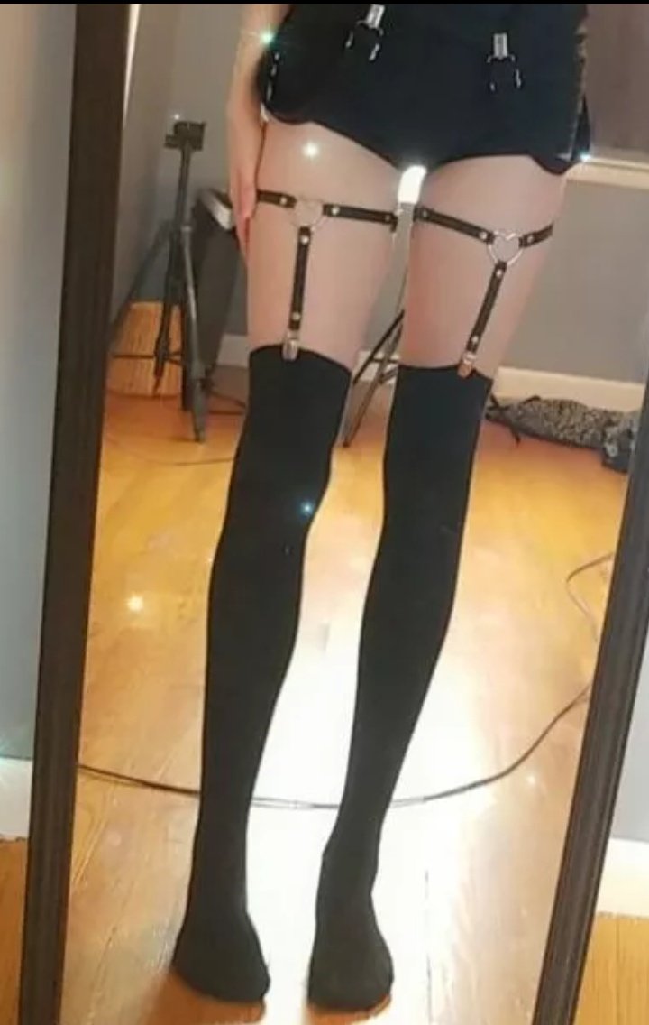BillyRobBob1's tweet photo. Go follow the cutest thighs @CoffeeCakezzz #egirl #camgirl #emo #thighs #mommy #dom https://t.co/Opf7jcytU7