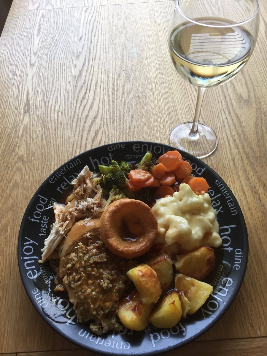audreyheoburn's tweet photo. #lockdownroast loving a family Sunday roast 😋👏🏼 https://t.co/SuXnU0fqo4
