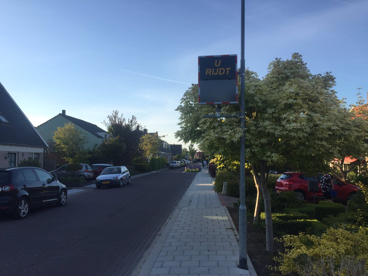Zo’n snelheidsmeter op de Oosterdijk willen wij ook wel op de Raadhuisstraat in Dirkshorn <a href="/SchagenGemeente/">Gemeente Schagen</a> en dan gewoon blijvend aub.