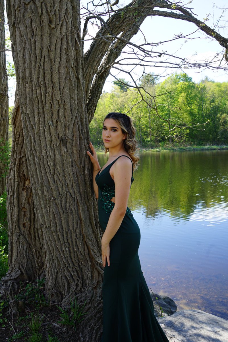 sarahhodayy1's tweet photo. Happy corona prom 🦠💚 #COVID19 #PromAtHome https://t.co/LMKbu9JGW2